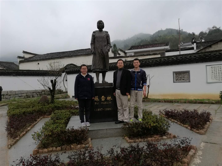 图由吴宏昌提供,中间为吴华强