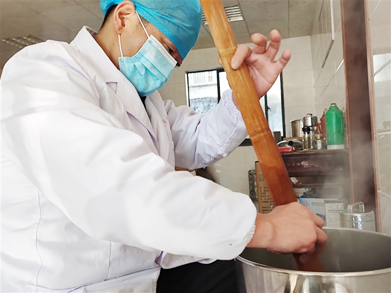 日前,市中医院制剂室,中药师胡立明在制作传统膏方.